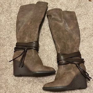 Brand new heeled boots, women's size 6